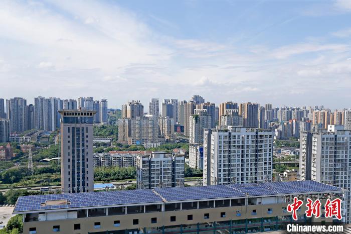 圖為輝騰能源在重慶市九龍坡區(qū)留學(xué)生創(chuàng)業(yè)園屋頂建設(shè)的光伏發(fā)電示范項目?！∈茉L企業(yè)供圖