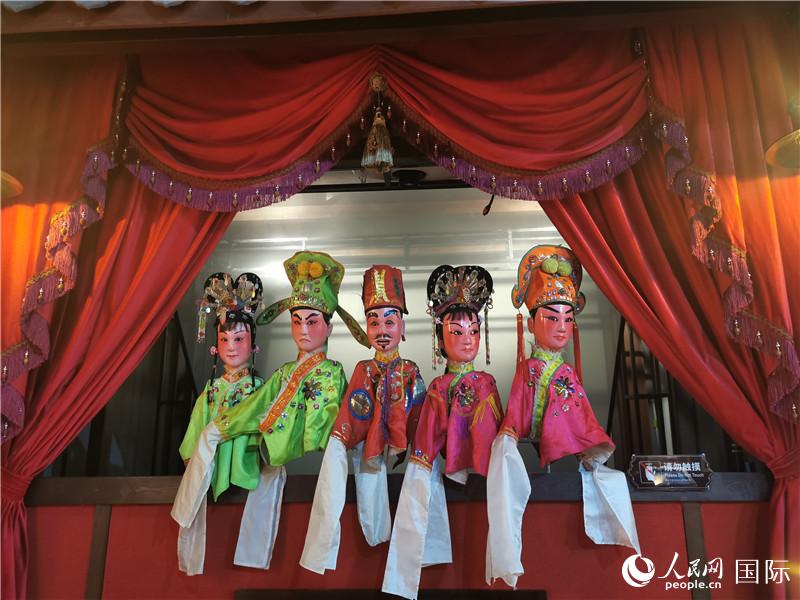 3D公仔戲臺。人民網(wǎng)記者 符園園攝