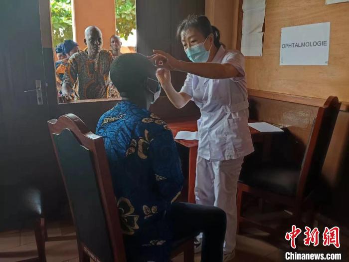 義診現(xiàn)場(chǎng)?！≈袊?guó)(寧夏)第26批援貝寧醫(yī)療隊(duì) 供圖