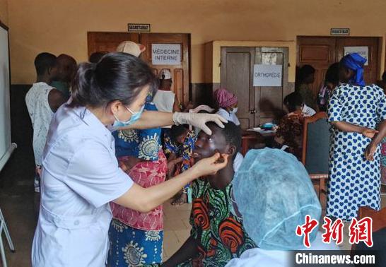 義診現(xiàn)場(chǎng)。　中國(guó)(寧夏)第26批援貝寧醫(yī)療隊(duì) 供圖