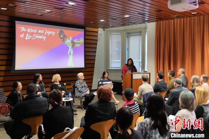 4月11日，紐約市立大學(xué)麥考利榮譽(yù)學(xué)院院長達(dá)拉·伯恩主持劉士銘雕塑作品《想飛的人》收藏揭幕儀式?！⑹裤懰囆g(shù)基金會(huì) 供圖