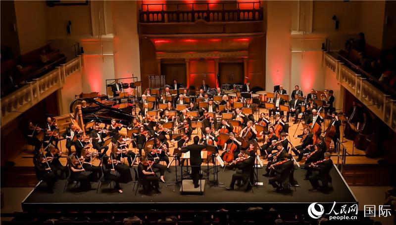 “東西之間”交響音樂會在倫敦舉辦。人民網(wǎng) 郭錦標(biāo)攝