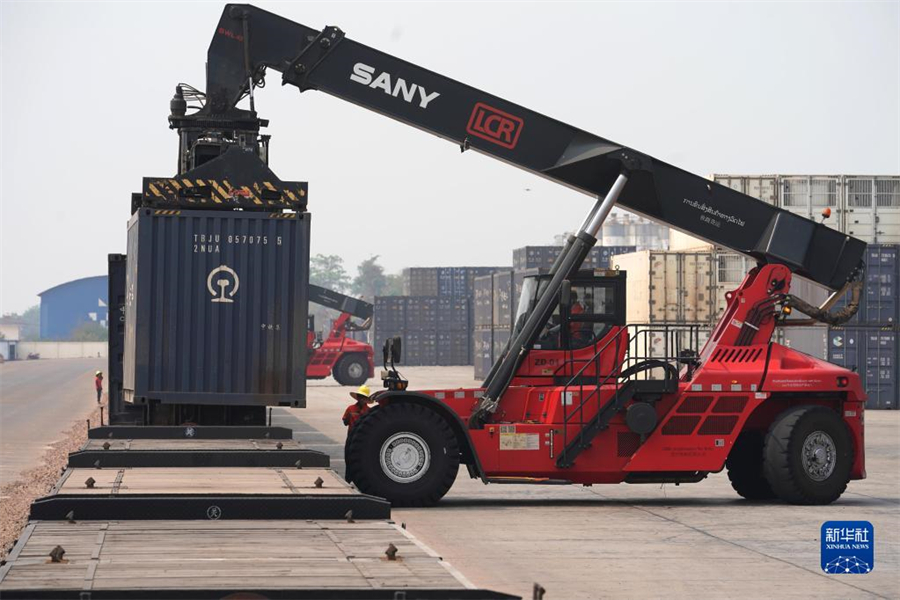 4月15日，老中鐵路有限公司的工人在老撾萬象南站裝載貨物。萬象南站是中老鐵路老撾段主要貨運(yùn)站，靠近老撾與泰國邊境。因其獨(dú)特的地理位置和物流轉(zhuǎn)運(yùn)配送區(qū)位優(yōu)勢，萬象南站成為中老泰等國貨物中轉(zhuǎn)的“旱碼頭”。新華社記者 邢廣利 攝