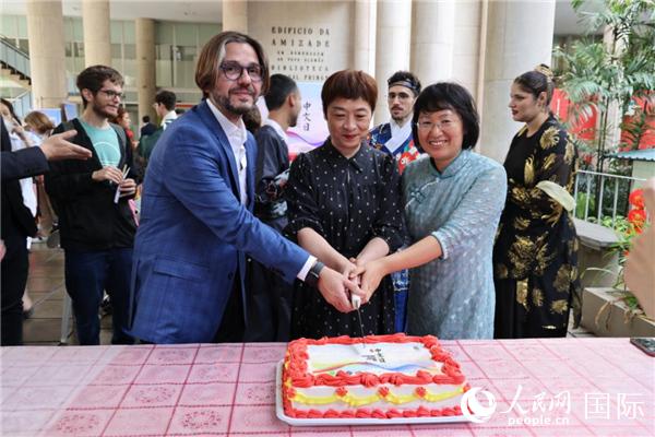 活動(dòng)現(xiàn)場(chǎng)，田敏總領(lǐng)事與里約天主教大學(xué)孔子學(xué)院中外方院長(zhǎng)共同切蛋糕祝賀中文日活動(dòng)成功舉辦。人民網(wǎng)記者時(shí)元皓 攝