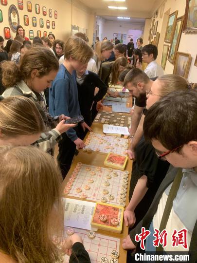 4月21日，莫斯科國立語言大學(xué)孔子學(xué)院附屬中學(xué)舉辦“國際中文日”活動，學(xué)生們學(xué)習(xí)中國象棋?！∧箍茋⒄Z言大學(xué)孔子學(xué)院 供圖