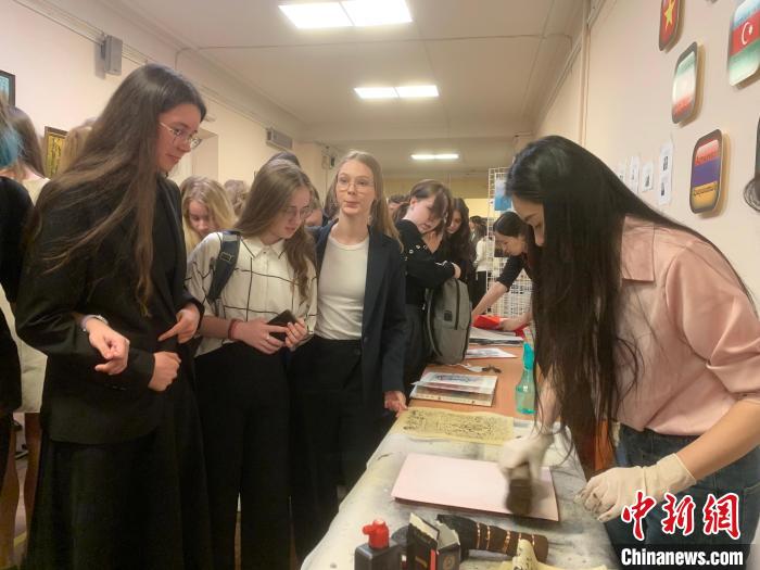 4月21日，莫斯科國立語言大學(xué)孔子學(xué)院附屬中學(xué)舉辦“國際中文日”活動，學(xué)生們體驗雕版印刷?！∧箍茋⒄Z言大學(xué)孔子學(xué)院 供圖