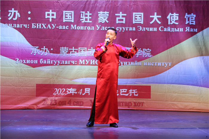 一等獎(jiǎng)選手賀希格中學(xué)的包勒爾德表演貫口《玲瓏塔》。蒙古國(guó)立大學(xué)孔子學(xué)院供圖