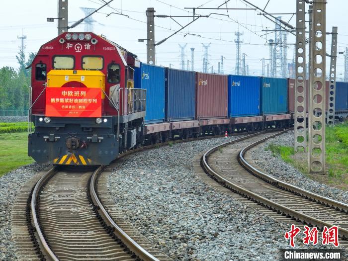 中歐班列長(zhǎng)安號(hào)俄羅斯菜籽油回程石羊集團(tuán)專列順利抵達(dá)西安國(guó)際港站?！∥靼矅?guó)際港務(wù)區(qū)供圖