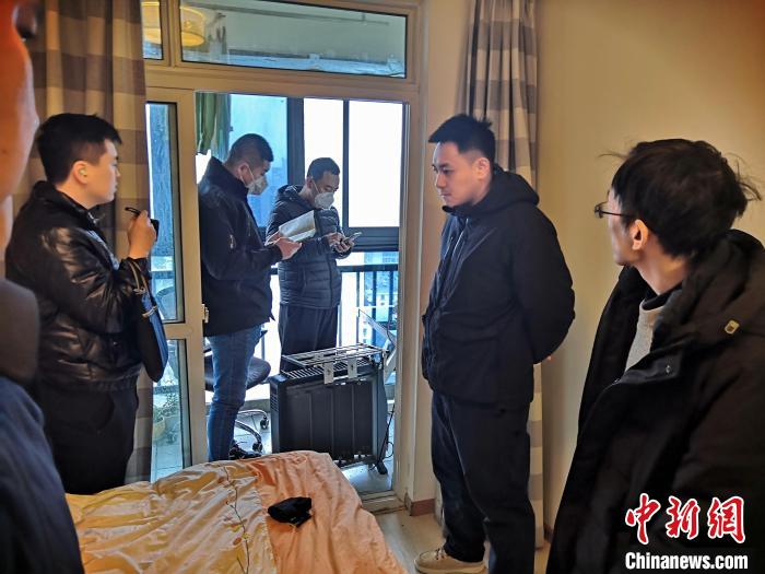 丹東市公安局民警抓捕犯罪嫌疑人，在其家中進(jìn)行搜查?！〉|市公安局供圖