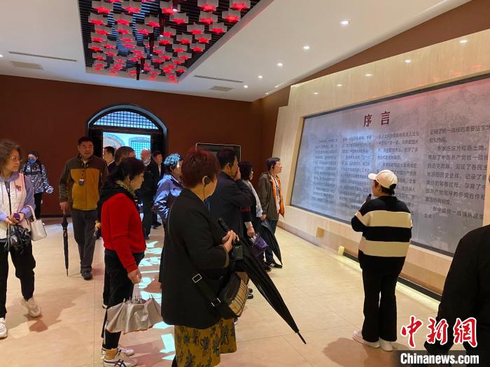 中共中央統(tǒng)戰(zhàn)部舊址里參觀者絡繹不絕?！±顣詡?攝