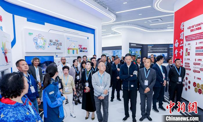 僑商、僑胞們考察金漪湖科創(chuàng)智造平臺(tái)重大基礎(chǔ)設(shè)施項(xiàng)目。　主辦方供圖