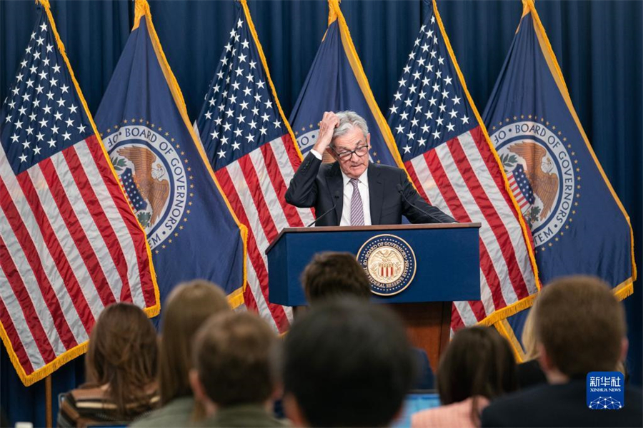 5月3日，美國(guó)聯(lián)邦儲(chǔ)備委員會(huì)主席鮑威爾在華盛頓出席新聞發(fā)布會(huì)。美國(guó)聯(lián)邦儲(chǔ)備委員會(huì)3日結(jié)束為期兩天的貨幣政策會(huì)議，宣布再次將聯(lián)邦基金利率目標(biāo)區(qū)間上調(diào)25個(gè)基點(diǎn)到5%至5.25%之間。新華社記者劉杰攝