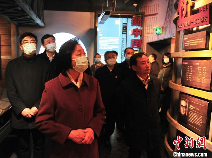 臺(tái)盟中央主席蘇輝近日率調(diào)研組赴吉林開展重點(diǎn)考察調(diào)研。圖為在長影舊址博物館考察吉林特色文化產(chǎn)業(yè)發(fā)展。　高龍安 攝