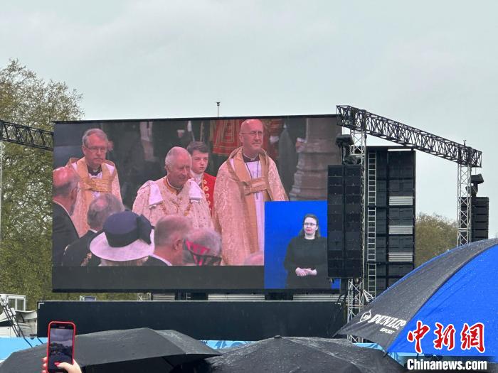 當(dāng)?shù)貢r間5月6日，英國國王查爾斯三世的加冕儀式舉行。民眾雨中觀看儀式?！W陽開宇 攝