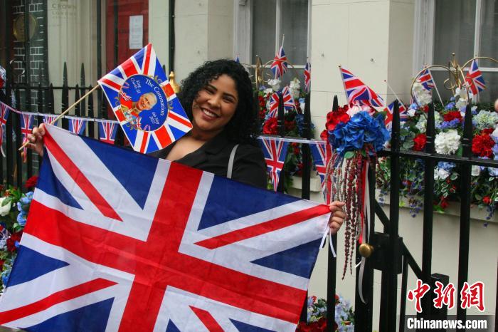 當(dāng)?shù)貢r間5月6日，英國國王查爾斯三世的加冕儀式舉行。圖為前往觀禮區(qū)的民眾。　張平 攝