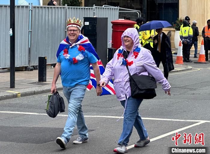 當(dāng)?shù)貢r間5月6日，英國國王查爾斯三世的加冕儀式舉行。圖為前往觀禮區(qū)的民眾?！W陽開宇 攝