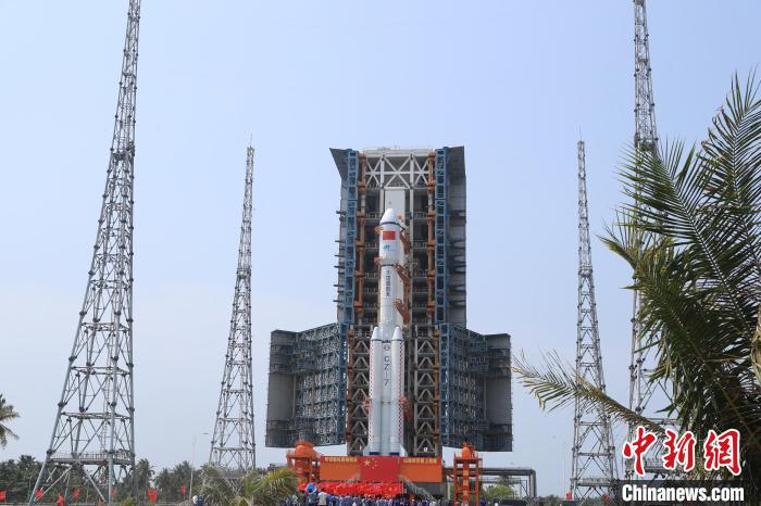 北京時間5月7日，天舟六號貨運飛船與長征七號遙七運載火箭組合體垂直轉運至發(fā)射區(qū)?！∏窳④?黃國暢 攝