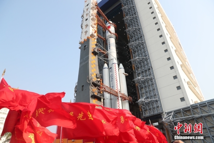 圖為轉(zhuǎn)運(yùn)現(xiàn)場(chǎng)。攝影 邱立軍 黃國(guó)暢