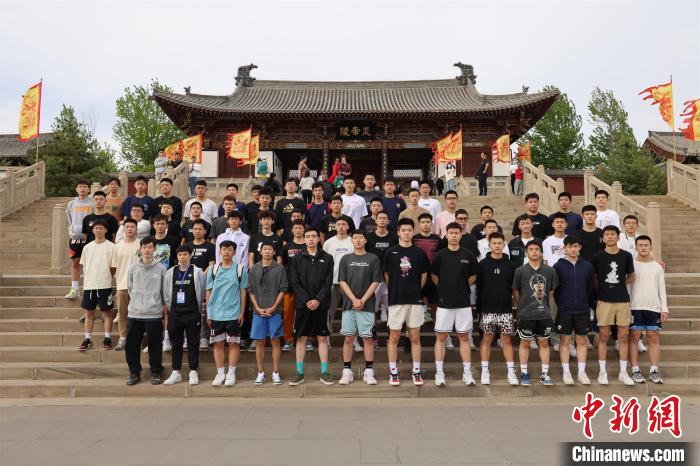 比賽結(jié)束后，兩岸學(xué)生參訪高平炎帝陵?！≈鬓k方供圖