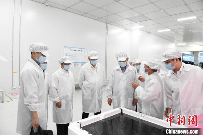 圖為蔡達(dá)峰一行在惠科電子(北海)科技產(chǎn)業(yè)園調(diào)研?！×趾?攝