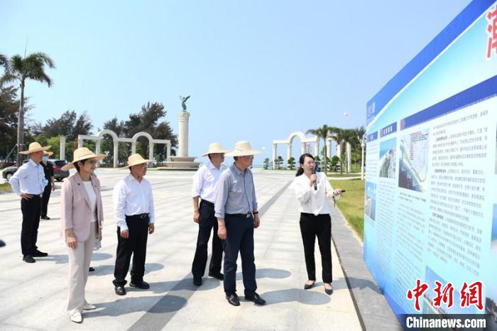 圖為蔡達(dá)峰一行了解北海銀灘景區(qū)改造提升工程情況。　林浩 攝