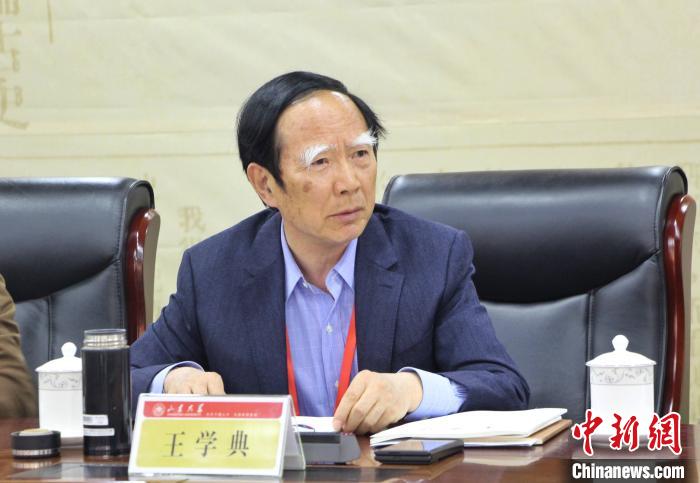 山東大學(xué)儒學(xué)高等研究院執(zhí)行院長、《文史哲》雜志主編王學(xué)典主持首場主題發(fā)言?！≮w曉 攝