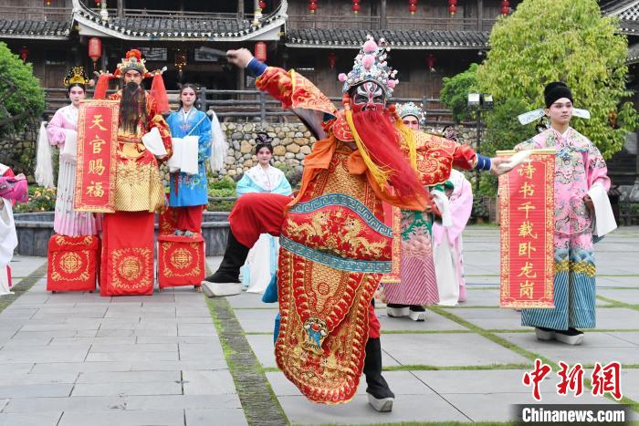 “00后”戲曲演員在楓香瑤寨表演溆浦辰河目連戲?！钊A峰 攝