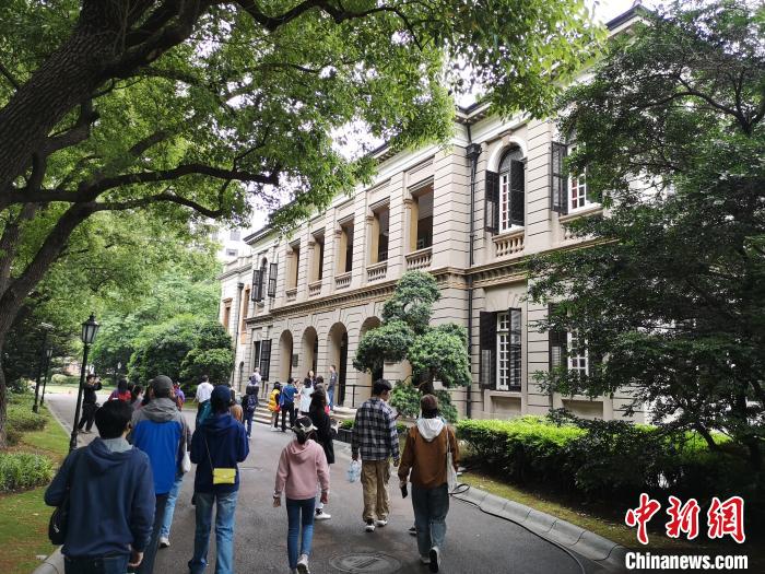 新階層人士參觀英國駐滬領(lǐng)事館。　范宇斌 攝