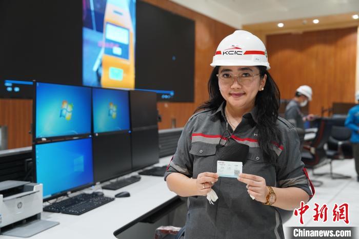 5月8日，客票系統(tǒng)負責人展示樣票。趙玅圓 攝