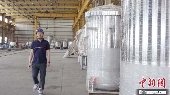 汪光典在不銹鋼罐體生產(chǎn)車間?！垈髅?攝