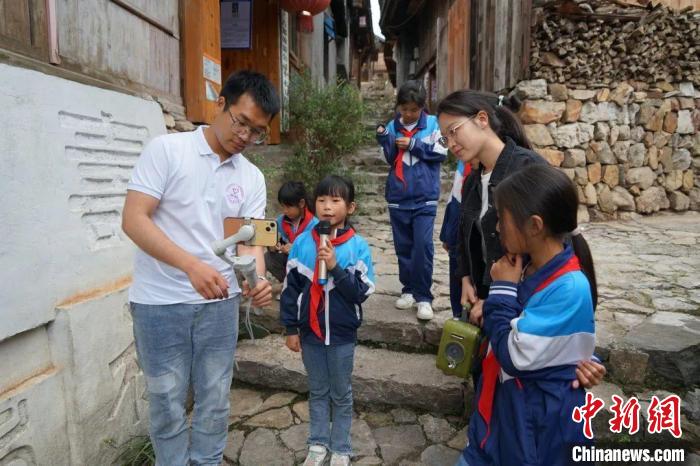 杜曉帆與該中心教師團隊積極探索文化遺產方法論，深耕鄉(xiāng)村遺產領域?！偷┐髮W國土與文化資源研究中心供圖