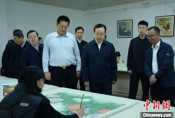 致公黨中央主席蔣作君近日率調(diào)研組赴山東開(kāi)展重點(diǎn)考察調(diào)研。圖為在菏澤市巨野縣書(shū)畫(huà)院調(diào)研?！五?攝