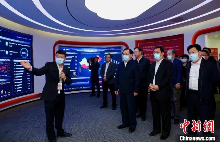 致公黨中央主席蔣作君率調(diào)研組赴天津開(kāi)展重點(diǎn)考察調(diào)研。圖為在云賬戶(hù)共享經(jīng)濟(jì)信息咨詢(xún)有限公司調(diào)研?！⒖∩n 攝