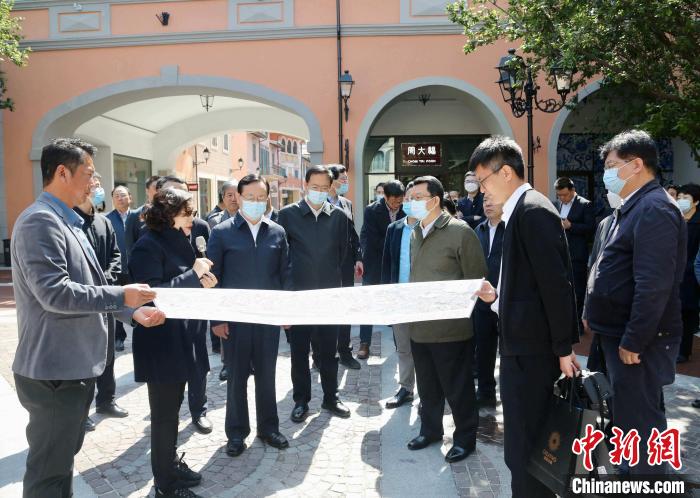 致公黨中央主席蔣作君近日率調(diào)研組赴天津開(kāi)展重點(diǎn)考察調(diào)研。圖為在佛羅倫薩小鎮(zhèn)調(diào)研?！⒖∩n 攝