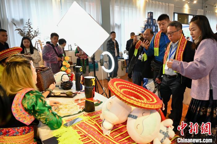 東盟國(guó)家媒體記者了解雪峰山非遺出海直播?！堊?攝