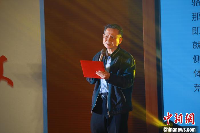 臺(tái)灣詩(shī)人白靈帶來(lái)了一首自創(chuàng)的詩(shī)歌《大戈壁》?！￠}南師范大學(xué)供圖