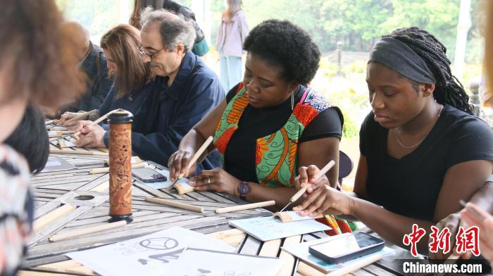 外交官們體驗(yàn)嘉定竹刻。　華東師范大學(xué)供圖