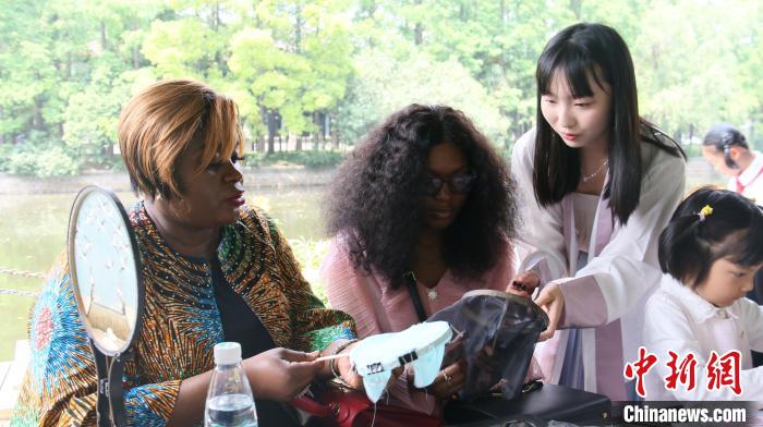 外交官們體驗(yàn)做團(tuán)扇?！∪A東師范大學(xué)供圖