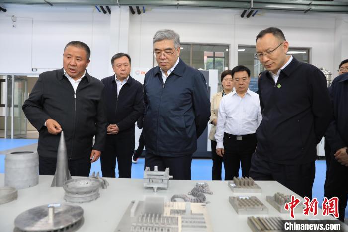 民進中央常務(wù)副主席朱永新率調(diào)研組赴四川開展重點考察調(diào)研。圖為在四川工程職業(yè)技術(shù)學(xué)院考察調(diào)研?！∶襁M中央供圖