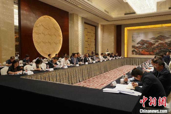 民進中央主席蔡達峰近日率調(diào)研組赴江蘇開展重點考察調(diào)研。圖為在調(diào)研座談會現(xiàn)場。　民進中央供圖