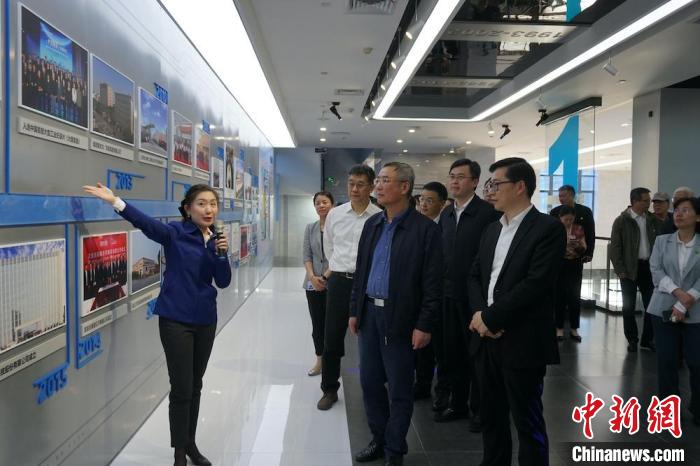 民進中央主席蔡達峰近日率調(diào)研組赴江蘇開展重點考察調(diào)研。圖為在江陰實地考察雙良集團有限公司?！O權(quán) 攝