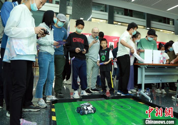 中科院計(jì)算所“神計(jì)妙算”公眾科學(xué)日活動(dòng)現(xiàn)場(chǎng)。　中科院計(jì)算所 供圖