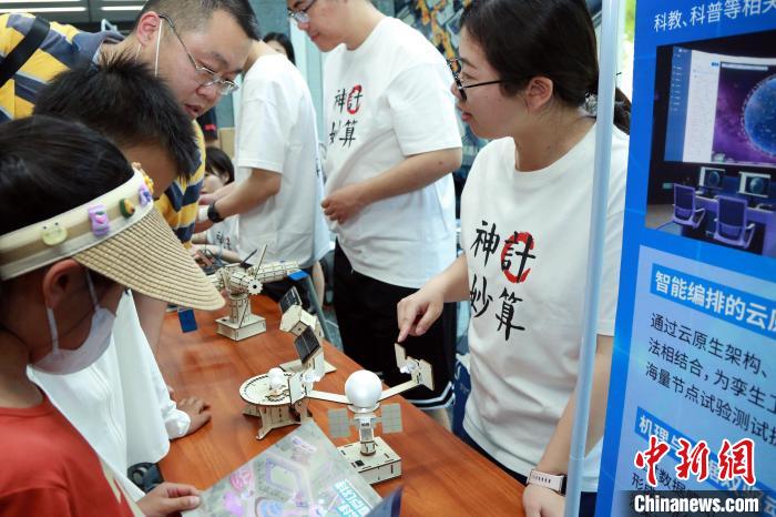 中科院計(jì)算所“神計(jì)妙算”公眾科學(xué)日活動(dòng)現(xiàn)場(chǎng)。　中科院計(jì)算所 供圖