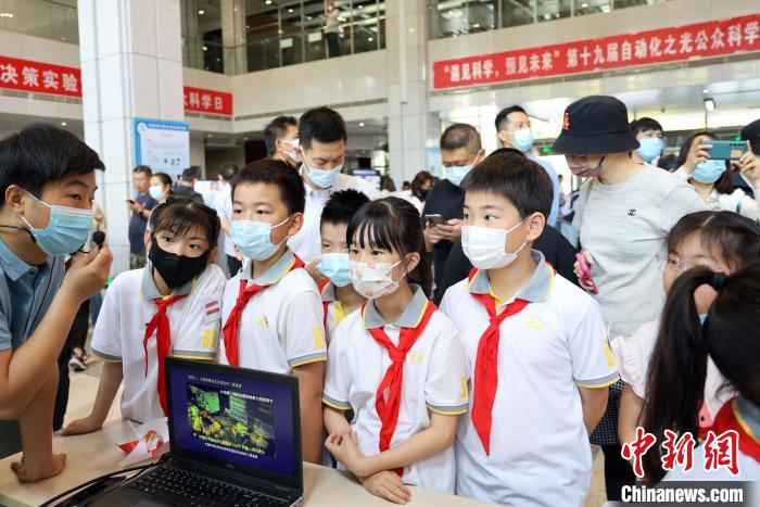 中科院自動(dòng)化所“自動(dòng)化之光”公眾科學(xué)日活動(dòng)現(xiàn)場(chǎng)?！≈锌圃鹤詣?dòng)化所 供圖