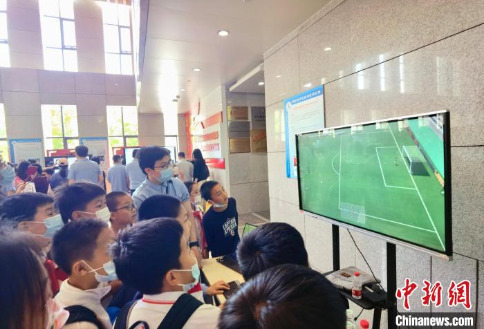 中科院自動(dòng)化所“自動(dòng)化之光”公眾科學(xué)日活動(dòng)現(xiàn)場(chǎng)?！≈锌圃鹤詣?dòng)化所 供圖