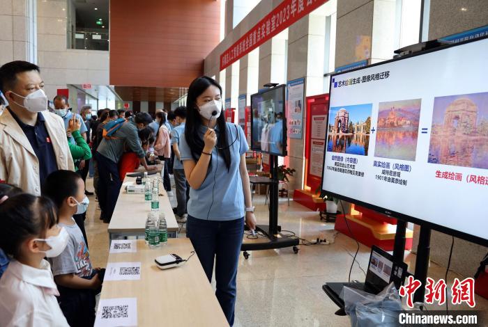 中科院自動(dòng)化所“自動(dòng)化之光”公眾科學(xué)日活動(dòng)現(xiàn)場(chǎng)?！≈锌圃鹤詣?dòng)化所 供圖