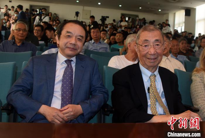 高能論壇開始前，丁肇中先生(右)與主持論壇的中科院高能所所長王貽芳院士合影?！?lt;a target='_blank' href='/'><p  align=