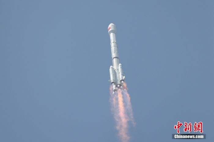 5月17日10時(shí)49分，我國(guó)在西昌衛(wèi)星發(fā)射中心用長(zhǎng)征三號(hào)乙運(yùn)載火箭，成功發(fā)射第五十六顆北斗導(dǎo)航衛(wèi)星。該衛(wèi)星屬地球靜止軌道衛(wèi)星，是我國(guó)北斗三號(hào)工程的首顆備份衛(wèi)星。入軌并完成在軌測(cè)試后，將接入北斗衛(wèi)星導(dǎo)航系統(tǒng)。此次發(fā)射是北斗三號(hào)工程高密度組網(wǎng)之后，時(shí)隔3年的首發(fā)任務(wù)。朱磊 攝