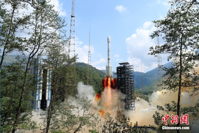 5月17日10時(shí)49分，我國(guó)在西昌衛(wèi)星發(fā)射中心用長(zhǎng)征三號(hào)乙運(yùn)載火箭，成功發(fā)射第五十六顆北斗導(dǎo)航衛(wèi)星。該衛(wèi)星屬地球靜止軌道衛(wèi)星，是我國(guó)北斗三號(hào)工程的首顆備份衛(wèi)星。入軌并完成在軌測(cè)試后，將接入北斗衛(wèi)星導(dǎo)航系統(tǒng)。此次發(fā)射是北斗三號(hào)工程高密度組網(wǎng)之后，時(shí)隔3年的首發(fā)任務(wù)。楊志遠(yuǎn) 攝