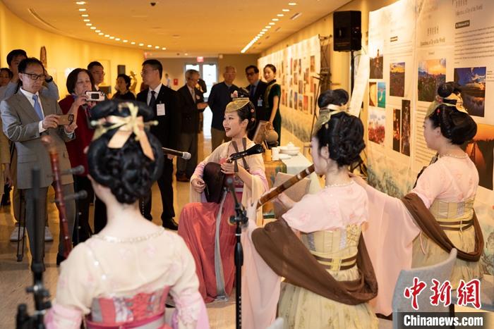 當(dāng)?shù)貢r(shí)間5月19日，中國(guó)常駐聯(lián)合國(guó)代表團(tuán)、中國(guó)文化和旅游部、泉州市人民政府在紐約聯(lián)合國(guó)總部聯(lián)合舉辦“茶和天下·雅集”主題展覽和招待會(huì)。圖為展覽現(xiàn)場(chǎng)泉州南音表演。 <a target='_blank' href='/' _fcksavedurl='/'><p  align=